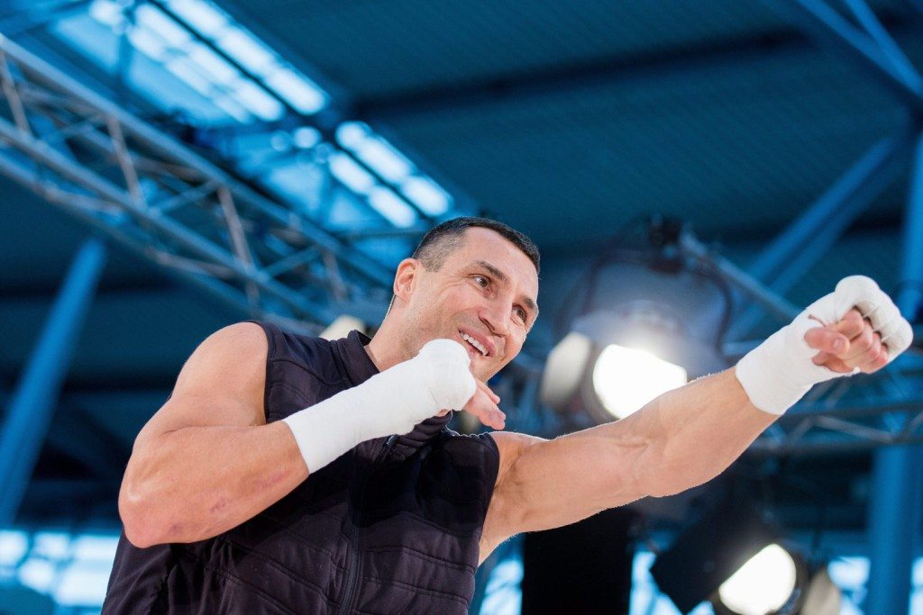 Az ukrán Volodimir Klicsko, a WBA, az IBF, a WBO és az IBO bajnoka és kihívója, a brit Tyson Fury, a WBA címvédője nyilvános edzést tart a düsseldorfi repülőtéren. A két ökölvívó november 28-án csap össze a német városban. fotó: MTI/EPA/Rolf Vennenbernd
