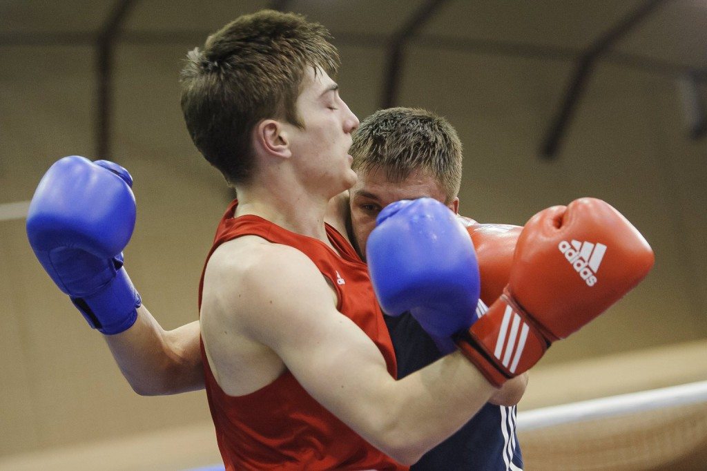 A grúz Eszkerhan Madiev (pirosban) és az ukrán Jaroszlav Szamofalov a 61. Bocskai István nemzetközi ökölvívó emlékverseny 69 kilogrammos súlycsoportjának döntőjében a debreceni Oláh Gábor utcai sportcsarnokban 2017. február 11-én. MTI Fotó: Czeglédi Zsolt