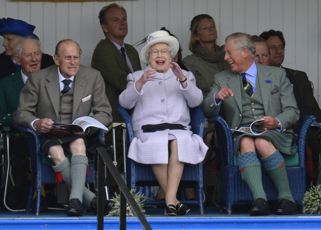 II. Erzsébet brit királynő (k), Fülöp herceg (b), Károly herceg (j) Fotó: Reuters