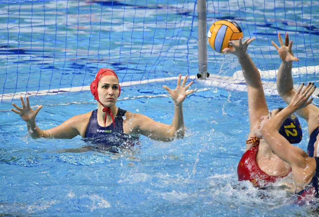 Kasó Orsolya és a spanyol Paula Leitón a budapesti vízilabda Európa-bajnokság női tornája elődöntőjében játszott Magyarország - Spanyolország mérkőzésen a Duna Arénában 2020. január 23-án (Fotó: MTI/Szigetváry Zsolt)