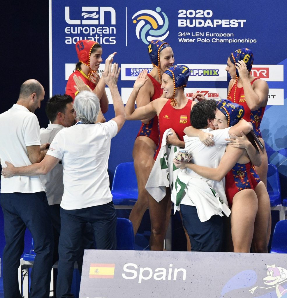 A spanyol válogatott tagjai örülnek a győzelemnek a budapesti vízilabda Európa-bajnokság női tornája elődöntőjében játszott Magyarország - Spanyolország mérkőzés után a Duna Arénában 2020. január 23-án (Fotó: MTI/Szigetváry Zsolt)