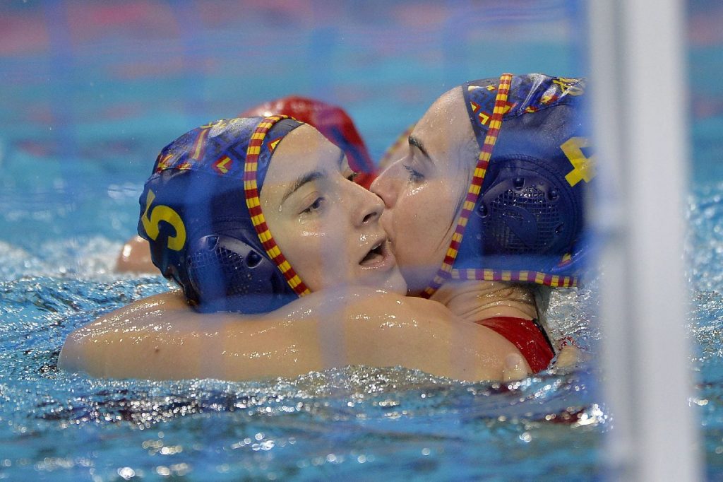 A spanyol Roser Tarragó és Beatriz Ortiz a budapesti vízilabda Európa-bajnokság női tornája elődöntőjében játszott Magyarország - Spanyolország mérkőzés után a Duna Arénában 2020. január 23-án (Fotó: MTI/Czagány Balázs)