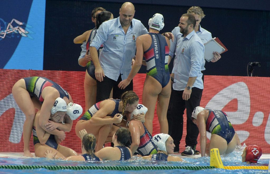 A magyar női vízilabda-válogatott tagjai örülnek, miután 10-8-ra legyőzték a címvédő holland csapatot a budapesti vízilabda Európa-bajnokság női tornáján a harmadik helyért játszott Hollandia - Magyarország mérkőzésen a Duna Arénában 2020. január 25-én (Fotó: MTI/Czagány Balázs)