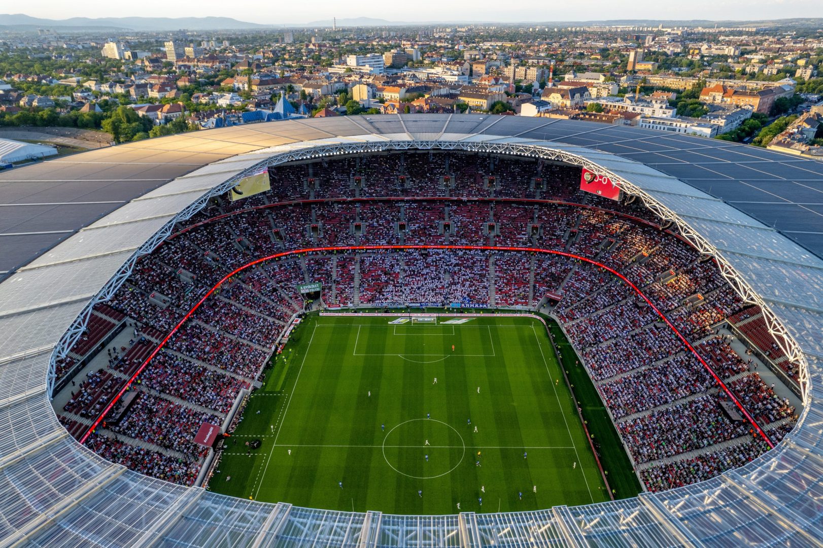A drónnal készült felvételen a Puskás Aréna esti díszkivilágításban a labdarúgó MOL Magyar Kupa döntőjében játszott Ferencvárosi TC - ZTE FC mérkőzés közben 2026. május 9-én.  MTI/Czeglédi Zsolt