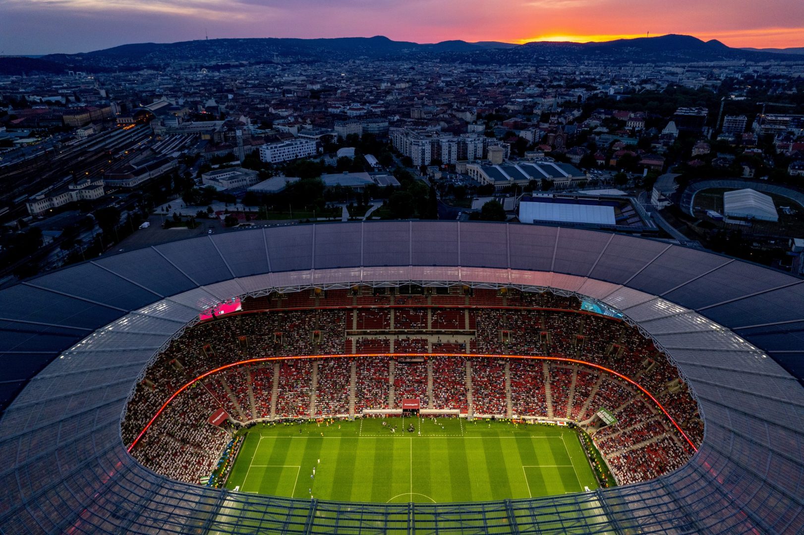 A drónnal készült felvételen a Puskás Aréna esti díszkivilágításban a labdarúgó MOL Magyar Kupa döntőjében játszott Ferencvárosi TC - ZTE FC mérkőzés közben 2026. május 9-én.  MTI/Czeglédi Zsolt