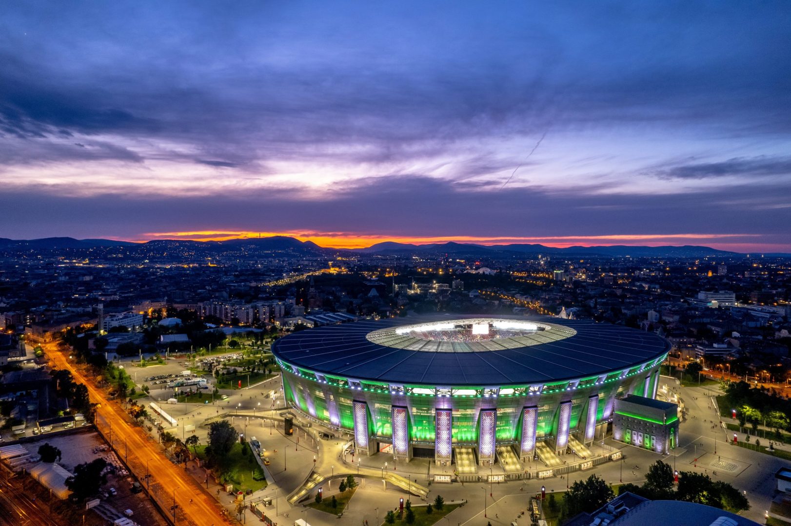 A drónnal készült felvételen a Puskás Aréna esti díszkivilágításban a labdarúgó MOL Magyar Kupa döntőjében játszott Ferencvárosi TC - ZTE FC mérkőzés közben 2026. május 9-én.  MTI/Czeglédi Zsolt