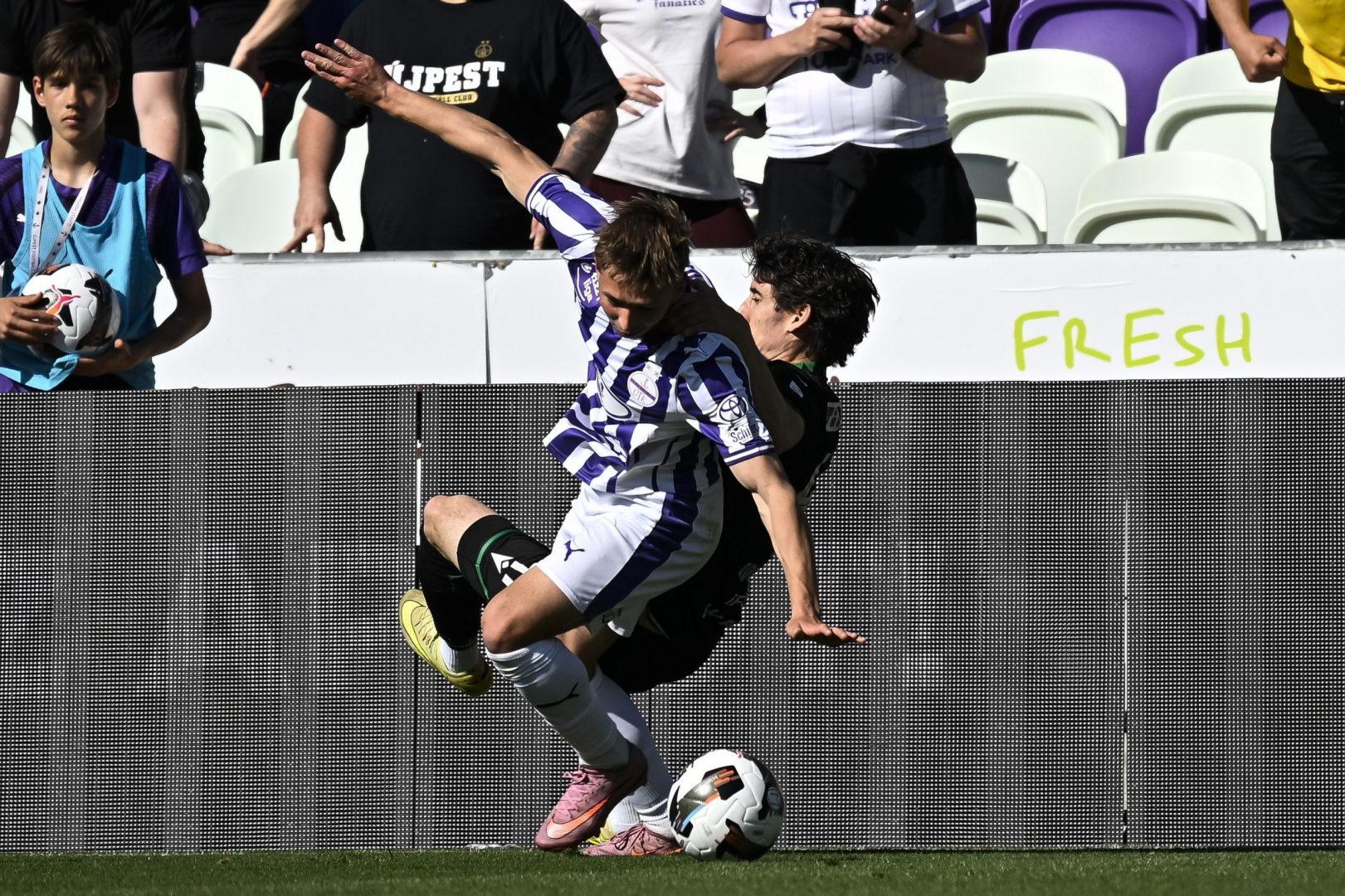 Sarkadi Kristóf, az Újpest (b) és Callum O'Dowda, a Ferencváros játékosa a labdarúgó Fizz Liga 32. fordulójában játszott Újpest FC - Ferencvárosi TC mérkőzésen a Szusza Ferenc Stadionban 2026. május 3-án.  MTI/Hegedüs Róbert