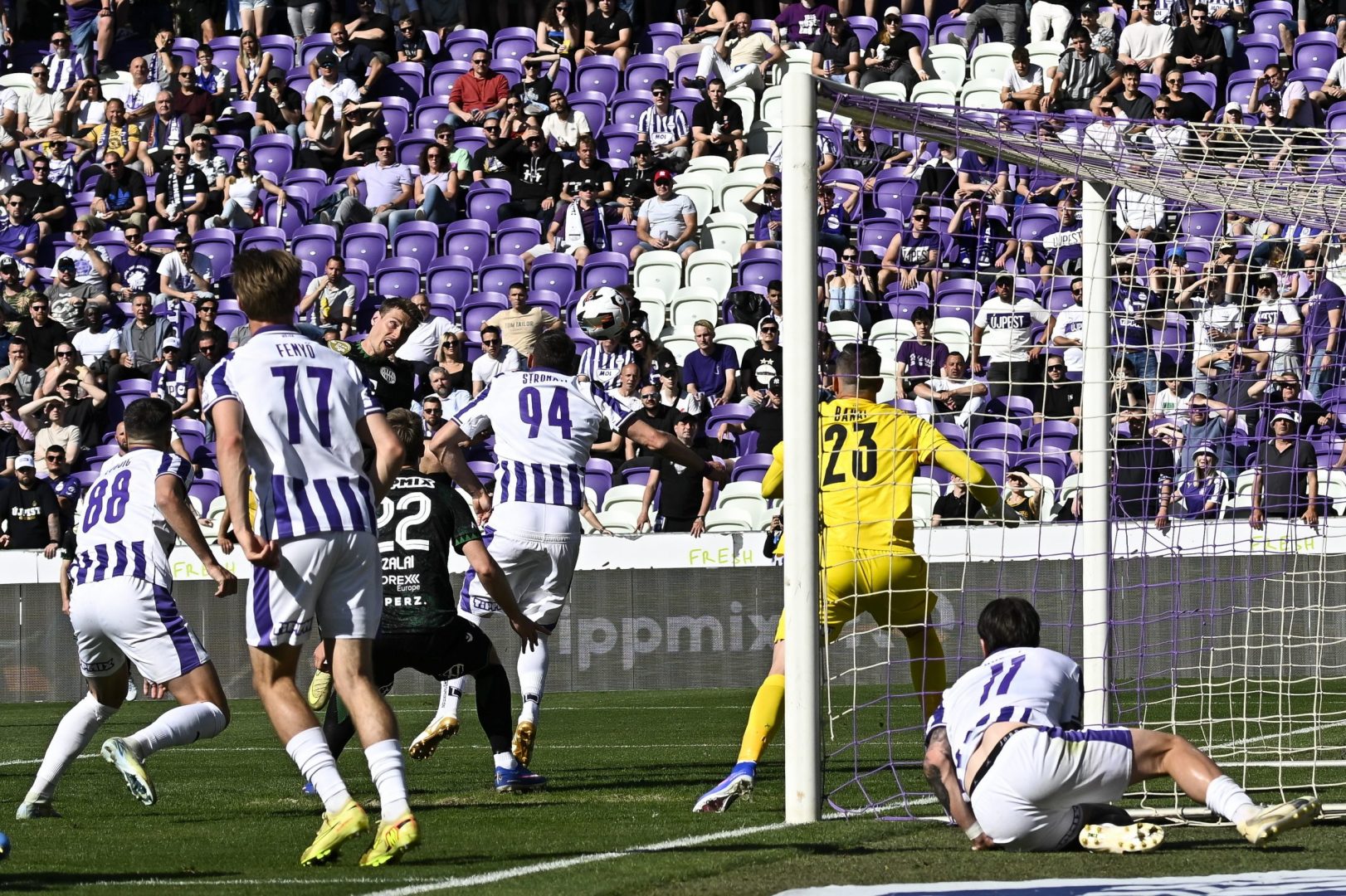 Kristoffer Zachariassen, a Ferencváros játékosa (b3) gólt szerez a labdarúgó Fizz Liga 32. fordulójában játszott Újpest FC - Ferencvárosi TC mérkőzésen a Szusza Ferenc Stadionban 2026. május 3-án.  MTI/Hegedüs Róbert
