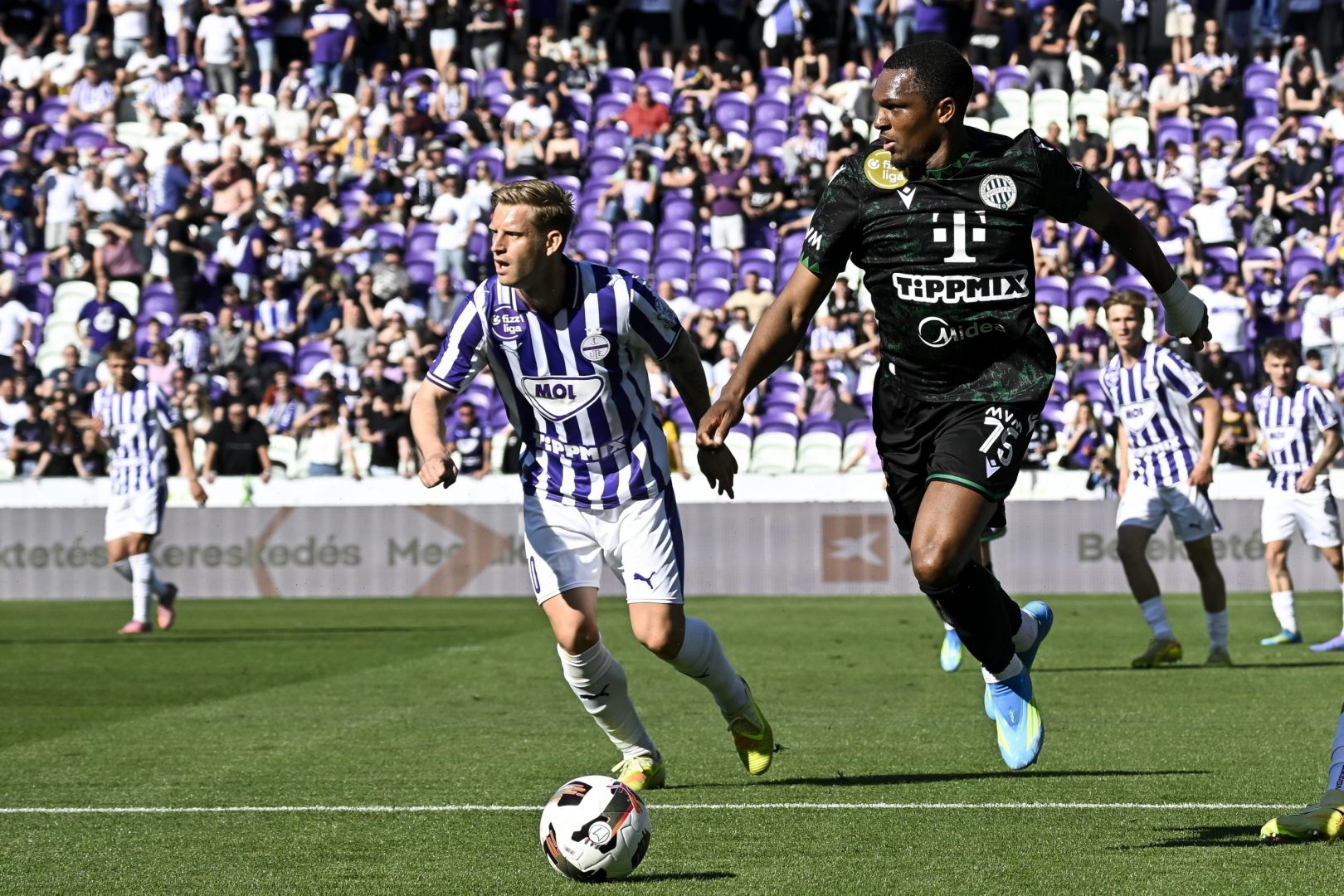 Arne Maier, az Újpest (b) és Lenny Joseph, a Ferencváros játékosa a labdarúgó Fizz Liga 32. fordulójában játszott Újpest FC - Ferencvárosi TC mérkőzésen a Szusza Ferenc Stadionban 2026. május 3-án.  MTI/Hegedüs Róbert