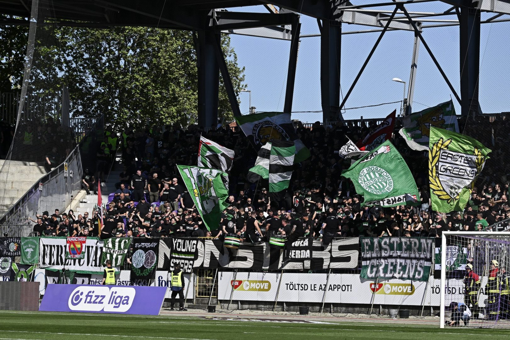 A Ferencváros szurkolói a labdarúgó Fizz Liga 32. fordulójában játszott Újpest FC - Ferencvárosi TC mérkőzésen a Szusza Ferenc Stadionban 2026. május 3-án. A Ferencváros 5-0-ra győzött.  MTI/Hegedüs Róbert