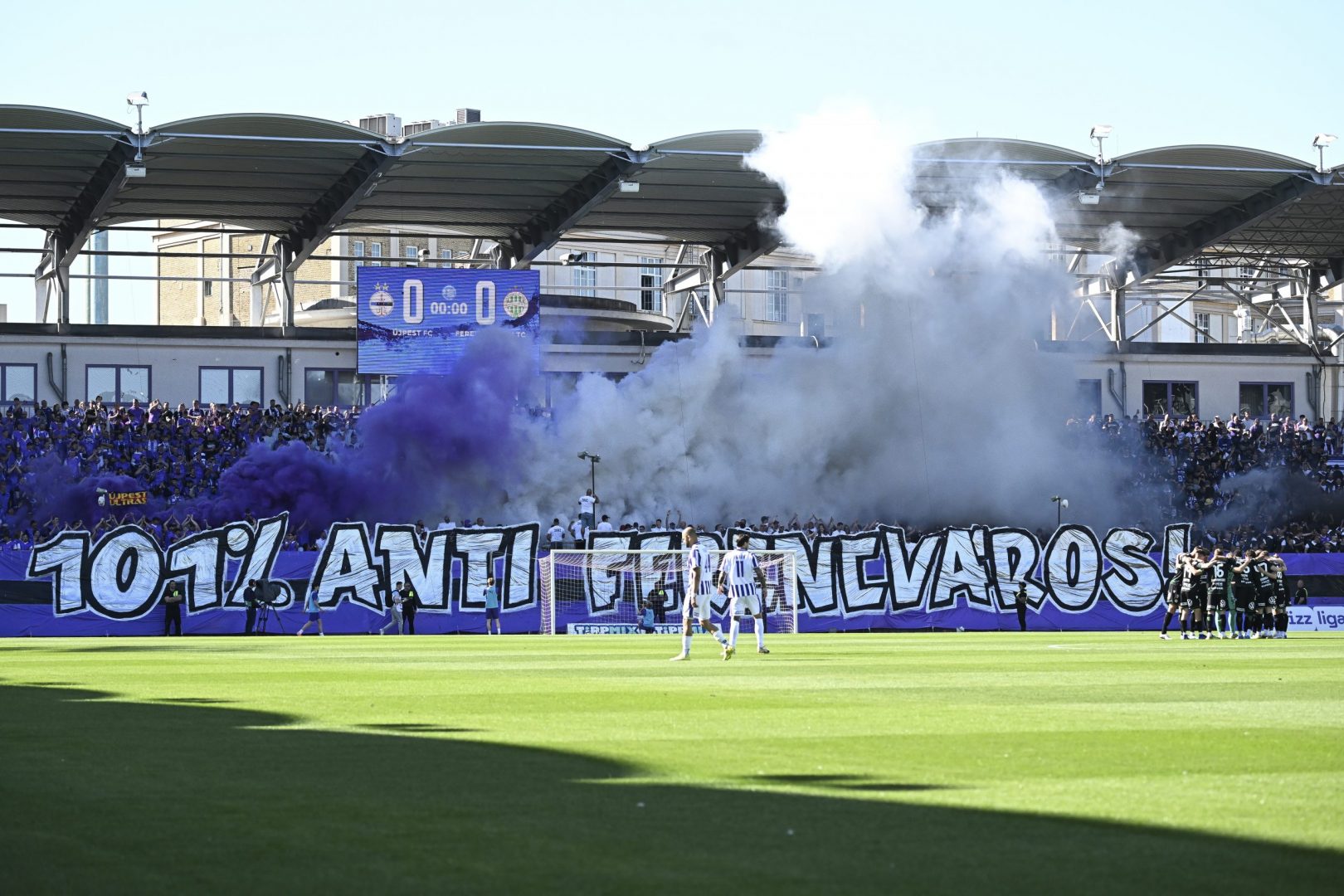 Az Újpest szurkolói a labdarúgó Fizz Liga 32. fordulójában játszott Újpest FC - Ferencvárosi TC mérkőzés előtt a Szusza Ferenc Stadionban 2026. május 3-án.  MTI/Hegedüs Róbert