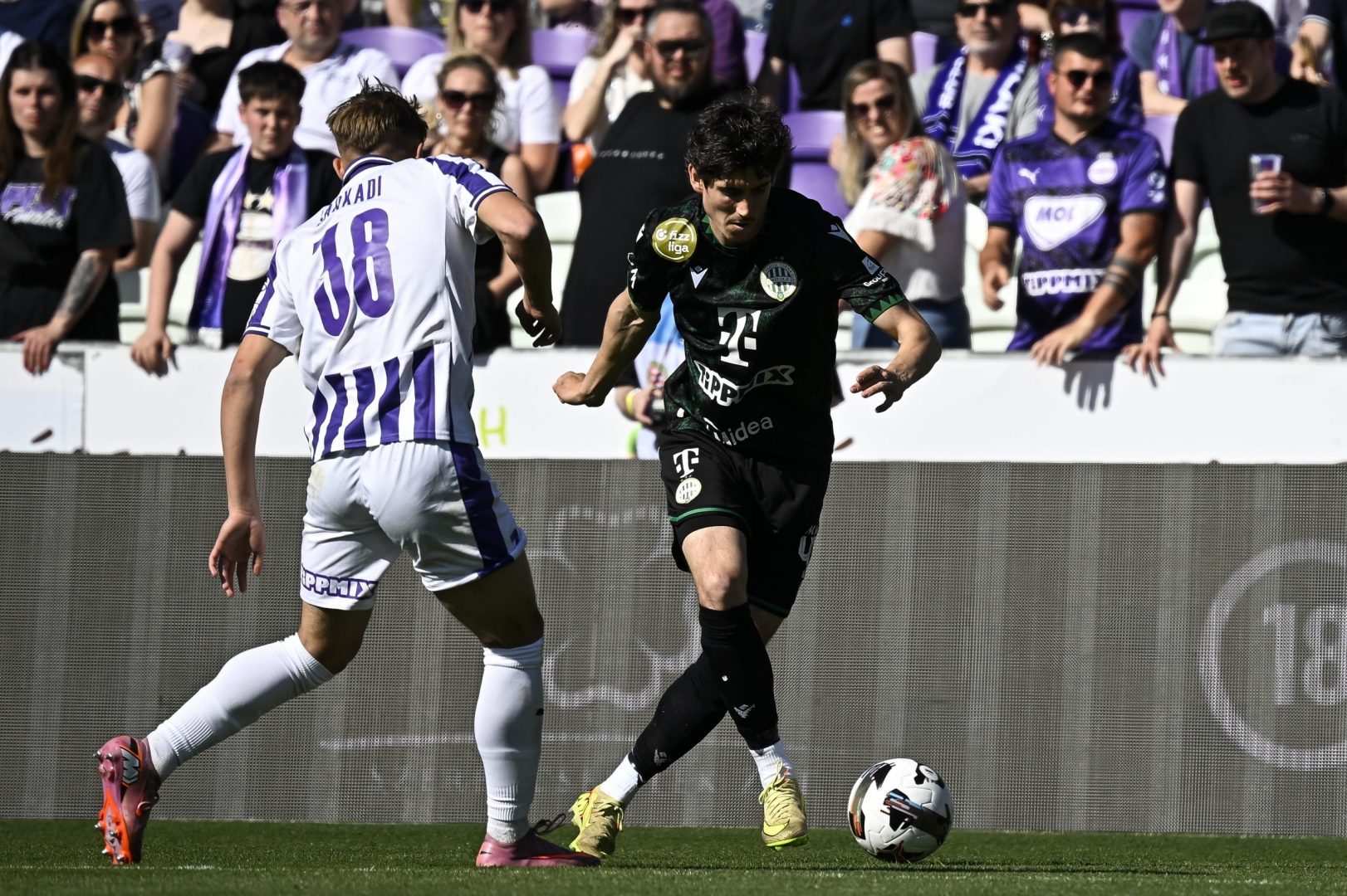 Sarkadi Kristóf, az Újpest (b) és Callum O'Dowda, a Ferencváros játékosa a labdarúgó Fizz Liga 32. fordulójában játszott Újpest FC - Ferencvárosi TC mérkőzésen a Szusza Ferenc Stadionban 2026. május 3-án.  MTI/Hegedüs Róbert