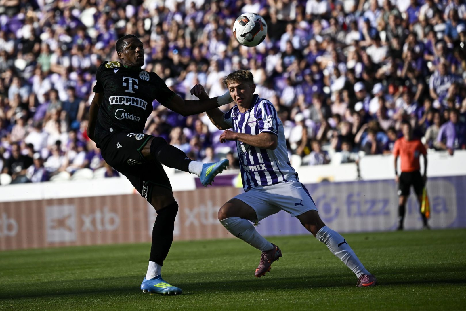 Lenny Joseph, a Ferencváros (b) és Sarkadi Kristóf, az Újpest játékosa a labdarúgó Fizz Liga 32. fordulójában játszott Újpest FC - Ferencvárosi TC mérkőzésen a Szusza Ferenc Stadionban 2026. május 3-án.  MTI/Hegedüs Róbert