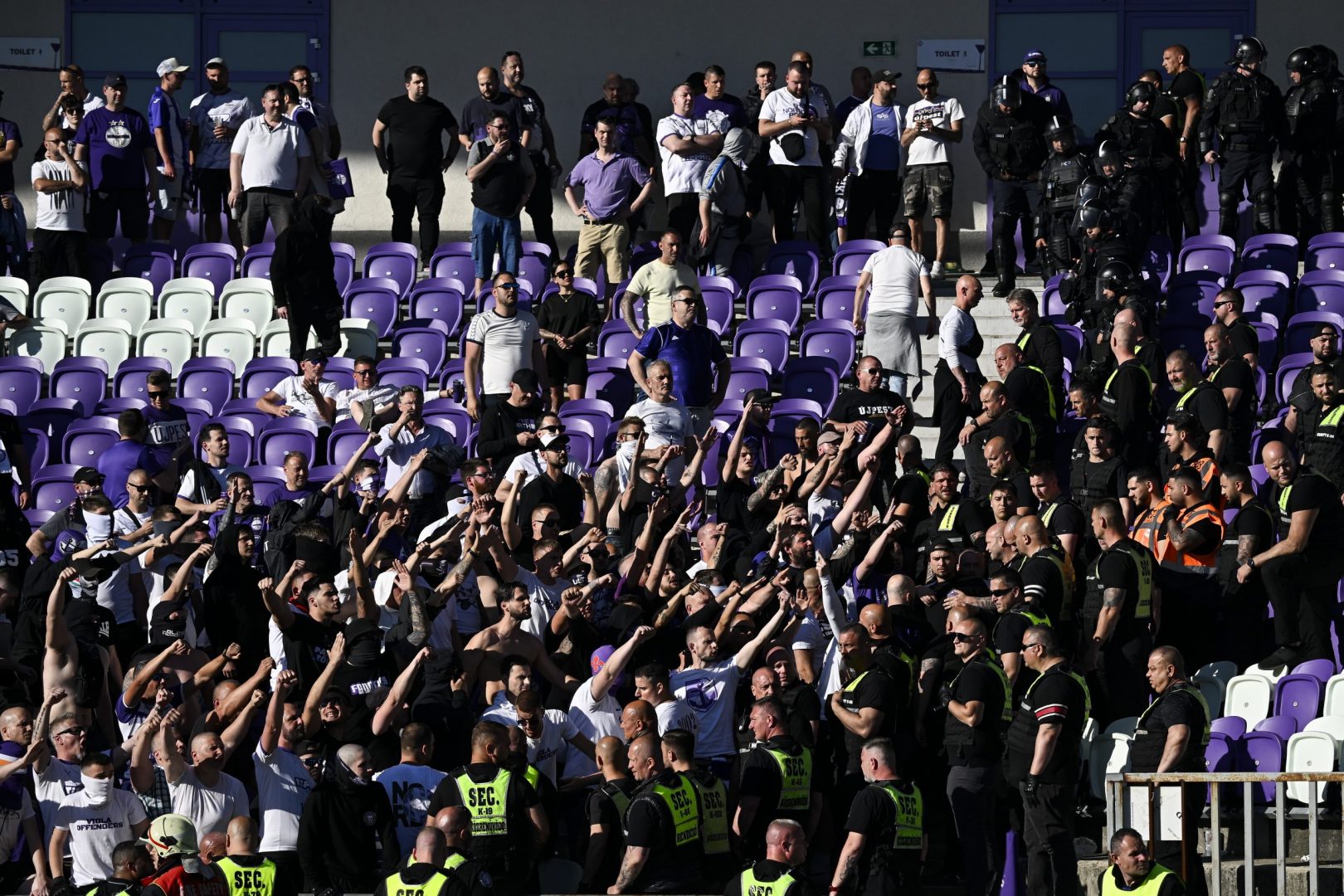 Az Újpest szurkolói a labdarúgó Fizz Liga 32. fordulójában játszott Újpest FC - Ferencvárosi TC mérkőzés előtt a Szusza Ferenc Stadionban 2026. május 3-án.  MTI/Hegedüs Róbert