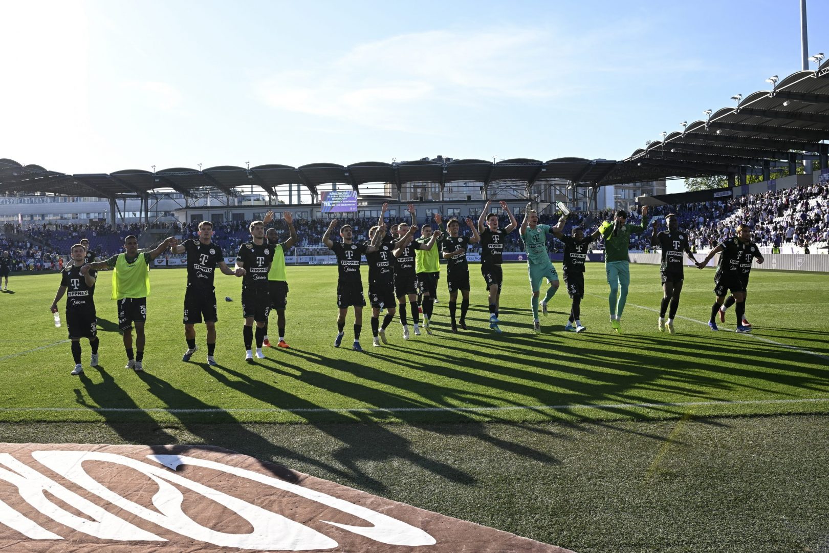 A győztes Ferencváros játékosai ünnepelnek a labdarúgó Fizz Liga 32. fordulójában játszott Újpest FC - Ferencvárosi TC mérkőzés után a Szusza Ferenc Stadionban 2026. május 3-án. A Ferencváros 5-0-ra győzött.  MTI/Hegedüs Róbert