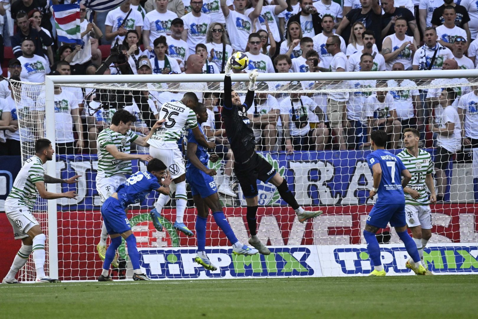 Gundel-Takács Bence, a ZTE kapusa (k) a labdarúgó MOL Magyar Kupa döntőjében játszott Ferencvárosi TC - ZTE FC mérkőzésen Puskás Arénában 2026. május 9-én.  MTI/Hegedüs Róbert