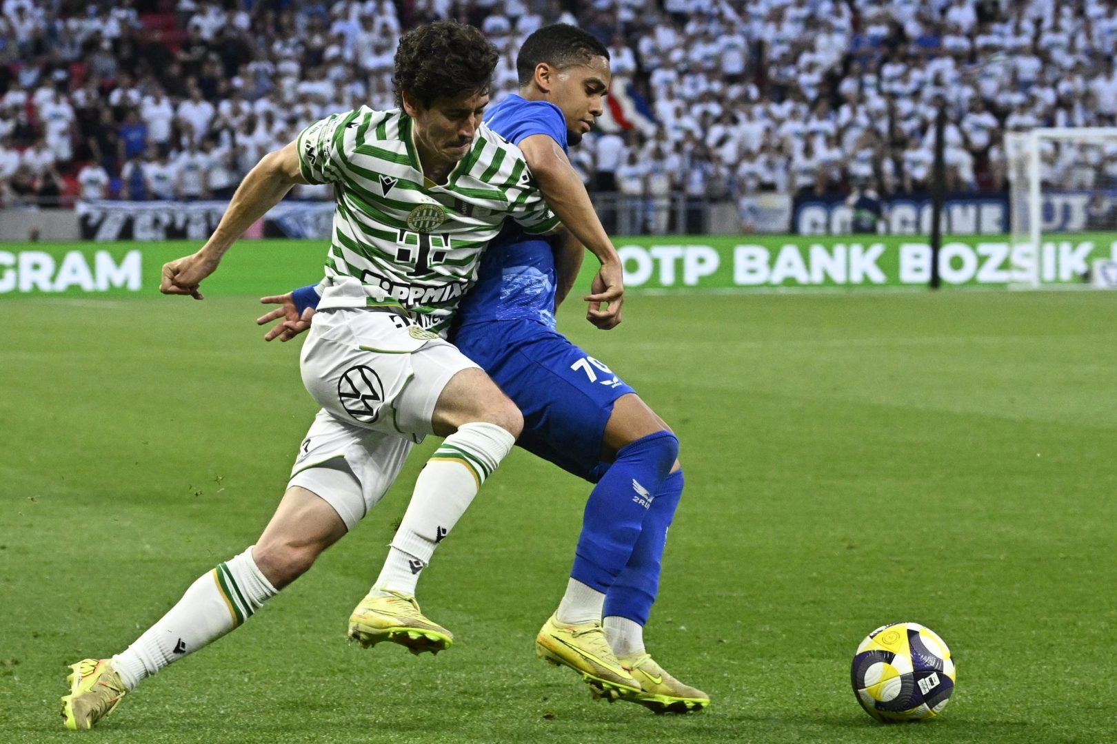 Callum O’Dowda, az FTC (b) és Joao Victor, a ZTE játékosa a labdarúgó MOL Magyar Kupa döntőjében játszott Ferencvárosi TC - ZTE FC mérkőzésen Puskás Arénában 2026. május 9-én.  MTI/Hegedüs Róbert