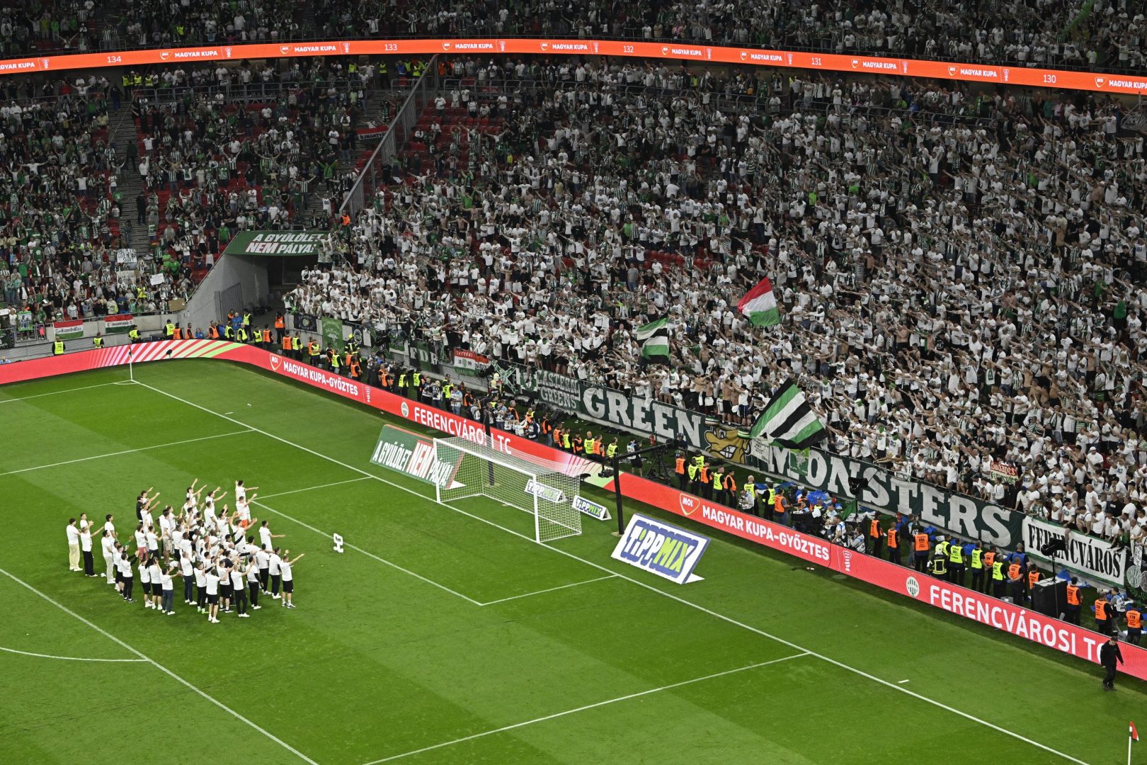 A győztes Ferencváros csapata ünnepel a labdarúgó MOL Magyar Kupa döntőjében játszott Ferencvárosi TC - ZTE FC mérkőzés végén a Puskás Arénában 2026. május 9-én. A Ferencváros hosszabbításban 1-0-ra győzte le a Zalaegerszeget.  MTI/Hegedüs Róbert