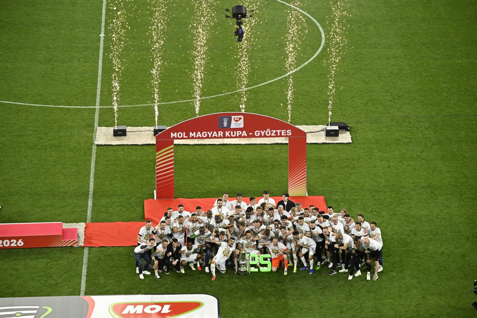 A győztes Ferencváros csapata ünnepel a labdarúgó MOL Magyar Kupa döntőjében játszott Ferencvárosi TC - ZTE FC mérkőzés végén a Puskás Arénában 2026. május 9-én. A Ferencváros hosszabbításban 1-0-ra győzte le a Zalaegerszeget.  MTI/Hegedüs Róbert