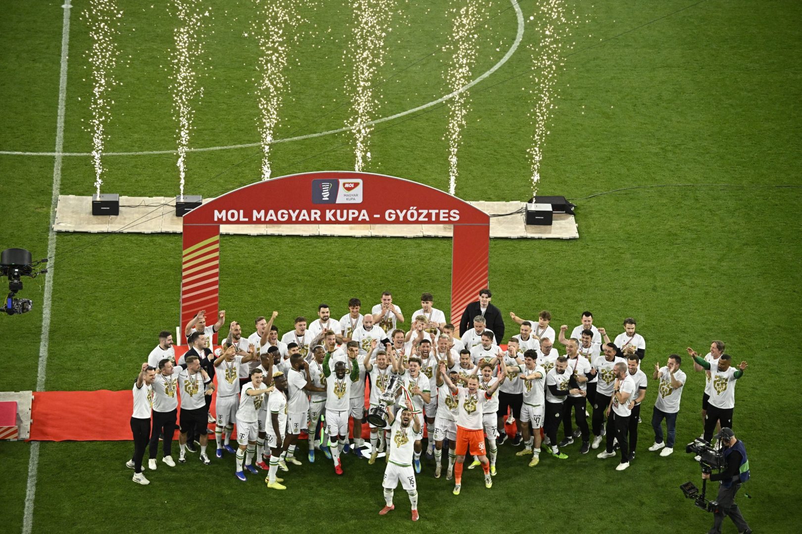 A győztes Ferencváros csapata ünnepel a labdarúgó MOL Magyar Kupa döntőjében játszott Ferencvárosi TC - ZTE FC mérkőzés végén a Puskás Arénában 2026. május 9-én. A Ferencváros hosszabbításban 1-0-ra győzte le a Zalaegerszeget.  MTI/Hegedüs Róbert