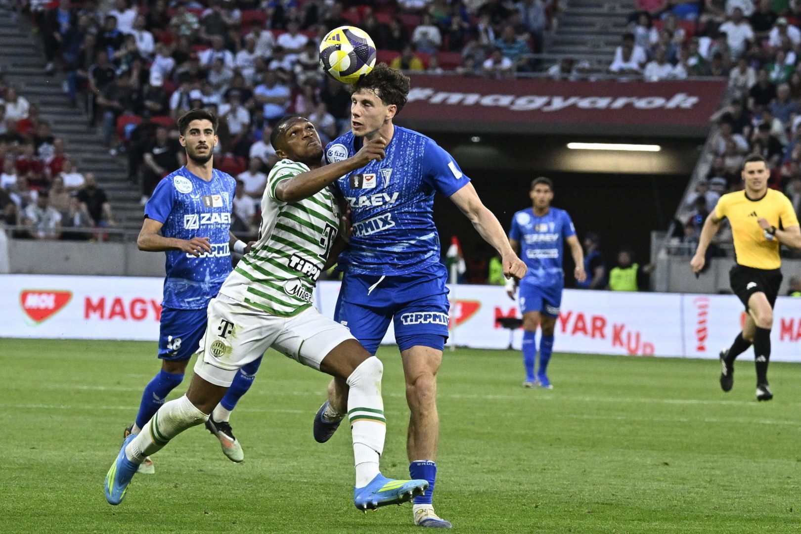 Lenny Joseph, az FTC (b) és Várkonyi Bence, a ZTE játékosa a labdarúgó MOL Magyar Kupa döntőjében játszott Ferencvárosi TC - ZTE FC mérkőzésen Puskás Arénában 2026. május 9-én.  MTI/Hegedüs Róbert