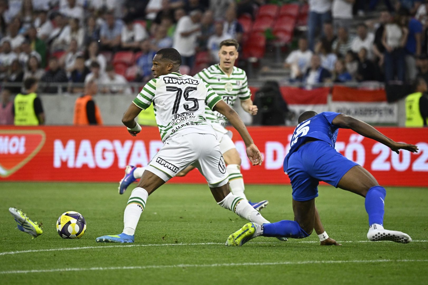 Lenny Joseph, az FTC (b) és Akpe Victory, a ZTE játékosa a labdarúgó MOL Magyar Kupa döntőjében játszott Ferencvárosi TC - ZTE FC mérkőzésen Puskás Arénában 2026. május 9-én.  MTI/Hegedüs Róbert