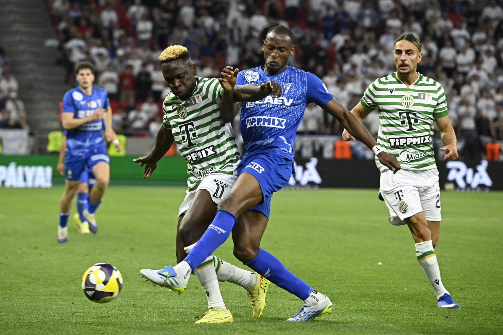 Bamidele Yusuf, az FTC (b) és Akpe Victory, a ZTE játékosa (k) a labdarúgó MOL Magyar Kupa döntőjében játszott Ferencvárosi TC - ZTE FC mérkőzésen Puskás Arénában 2026. május 9-én.  MTI/Hegedüs Róbert