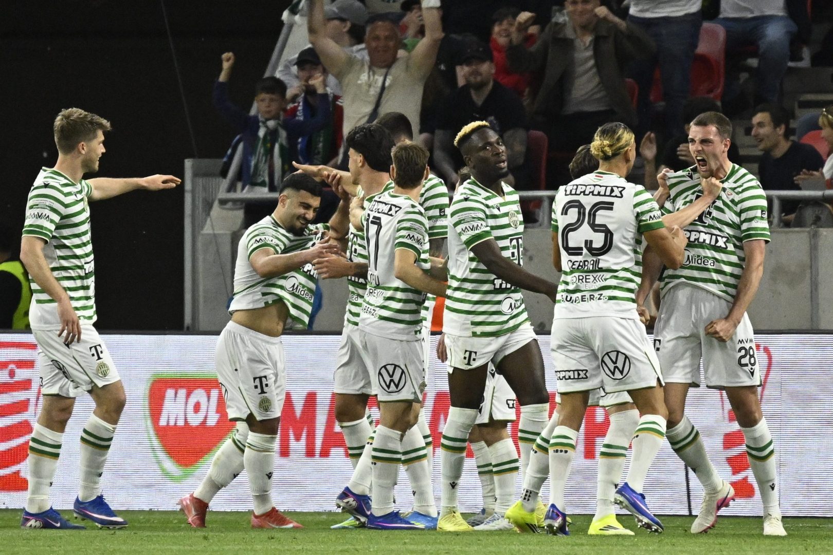 A gólszerző Toon Raemaekers, az FTC játékosa (j) ünnepel csapattársaival a labdarúgó MOL Magyar Kupa döntőjében játszott Ferencvárosi TC - ZTE FC mérkőzésen Puskás Arénában 2026. május 9-én.  MTI/Hegedüs Róbert