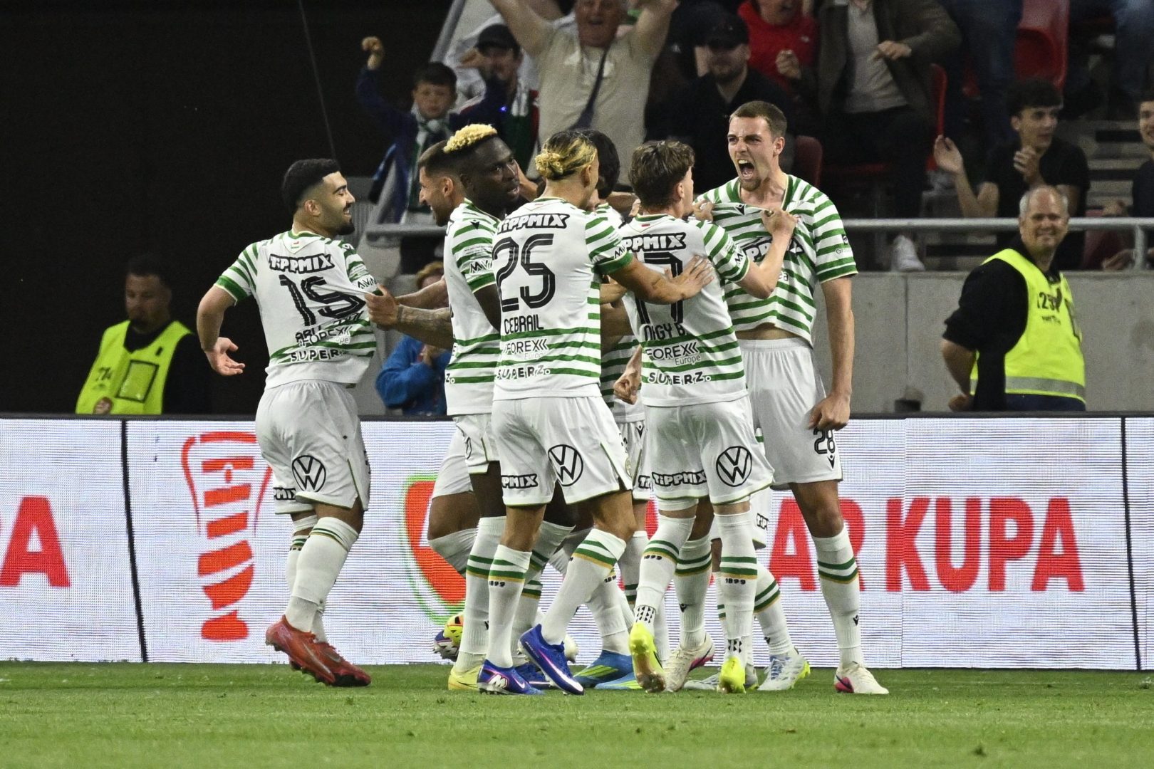 A gólszerző Toon Raemaekers, az FTC játékosa (j) ünnepel csapattársaival a labdarúgó MOL Magyar Kupa döntőjében játszott Ferencvárosi TC - ZTE FC mérkőzésen Puskás Arénában 2026. május 9-én.  MTI/Hegedüs Róbert