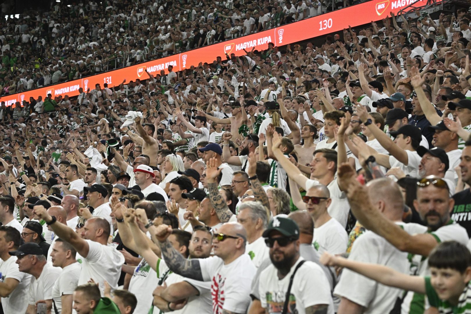 A Ferencváros szurkolói a labdarúgó MOL Magyar Kupa döntőjében játszott Ferencvárosi TC - ZTE FC mérkőzésen Puskás Arénában 2026. május 9-én.  MTI/Hegedüs Róbert