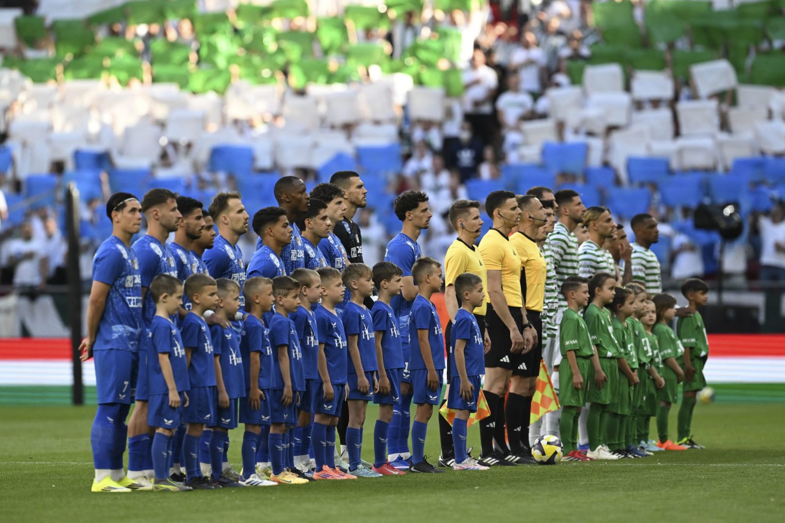 Felsorakoznak a kezdőcsapatok a labdarúgó MOL Magyar Kupa döntőjében játszott Ferencvárosi TC - ZTE FC mérkőzésen Puskás Arénában 2026. május 9-én.  MTI/Illyés Tibor