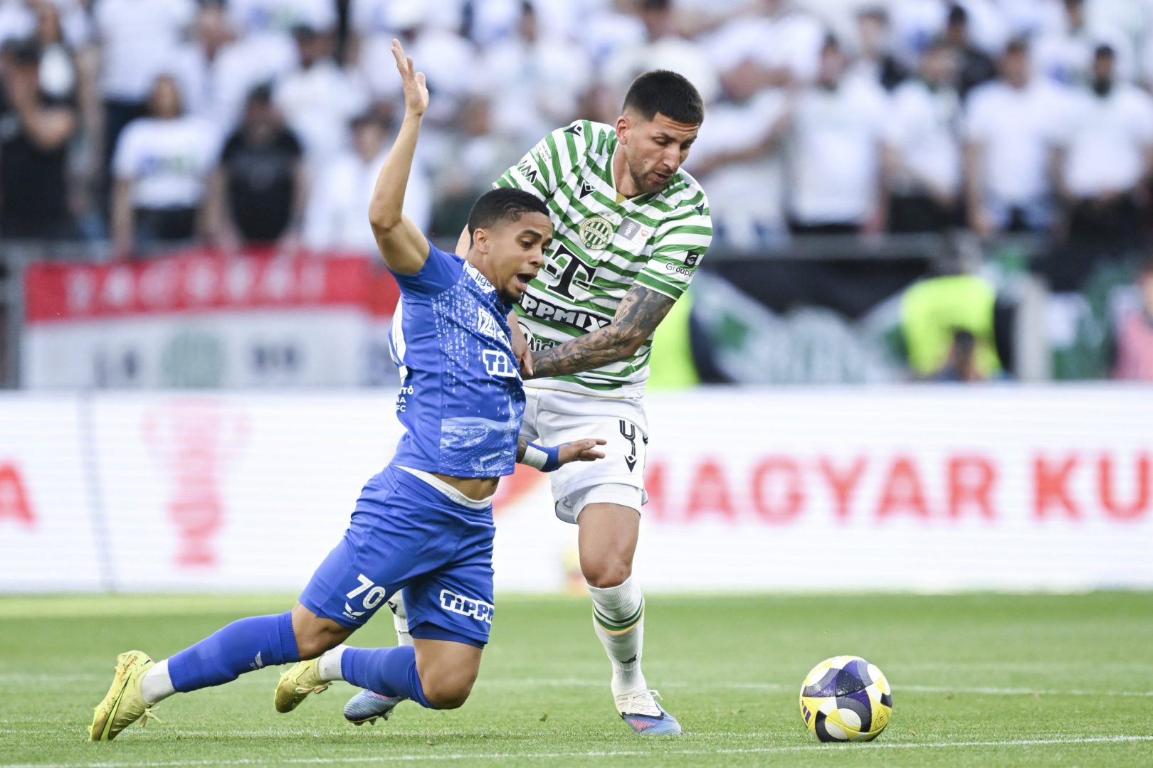 Mariano Gomez, az FTC (j) és Joao Victor, az ZTE játékosa a labdarúgó MOL Magyar Kupa döntőjében játszott Ferencvárosi TC - ZTE FC mérkőzésen Puskás Arénában 2026. május 9-én.  MTI/Illyés Tibor