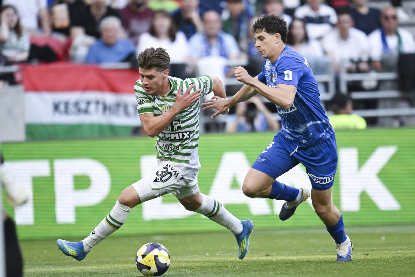Gruber Zsombor, az FTC (b) és Várkonyi Bence, az ZTE játékosa a labdarúgó MOL Magyar Kupa döntőjében játszott Ferencvárosi TC - ZTE FC mérkőzésen Puskás Arénában 2026. május 9-én.  MTI/Illyés Tibor