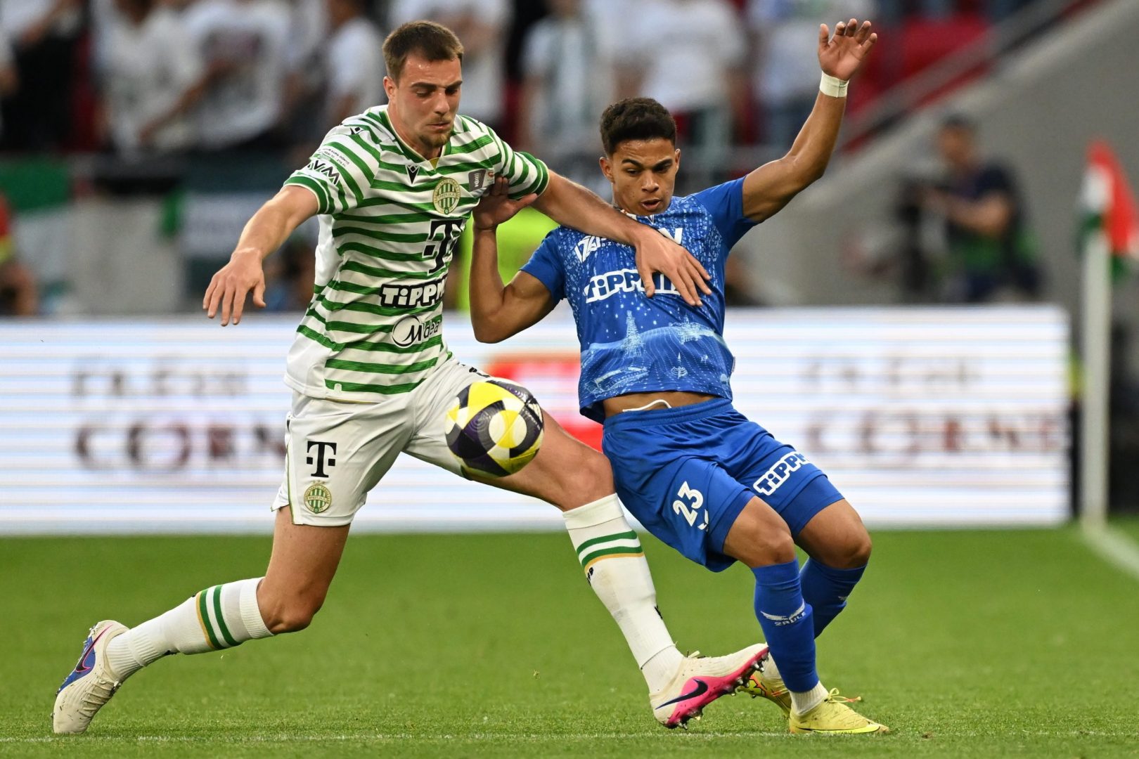 Toon Raemaekers, az FTC (b) és Maxsuell Alegria, az ZTE játékosa a labdarúgó MOL Magyar Kupa döntőjében játszott Ferencvárosi TC - ZTE FC mérkőzésen Puskás Arénában 2026. május 9-én.  MTI/Illyés Tibor