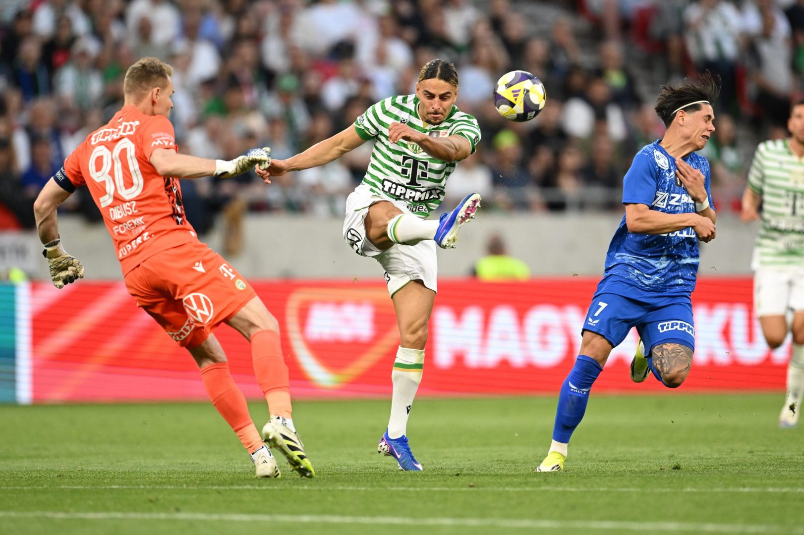 Dibusz Dénes kapus (b) és Cebrails Makreckis (k), az FTC, valamint Skribek Alen, a ZTE játékosa a labdarúgó MOL Magyar Kupa döntőjében játszott Ferencvárosi TC - ZTE FC mérkőzésen Puskás Arénában 2026. május 9-én.  MTI/Illyés Tibor