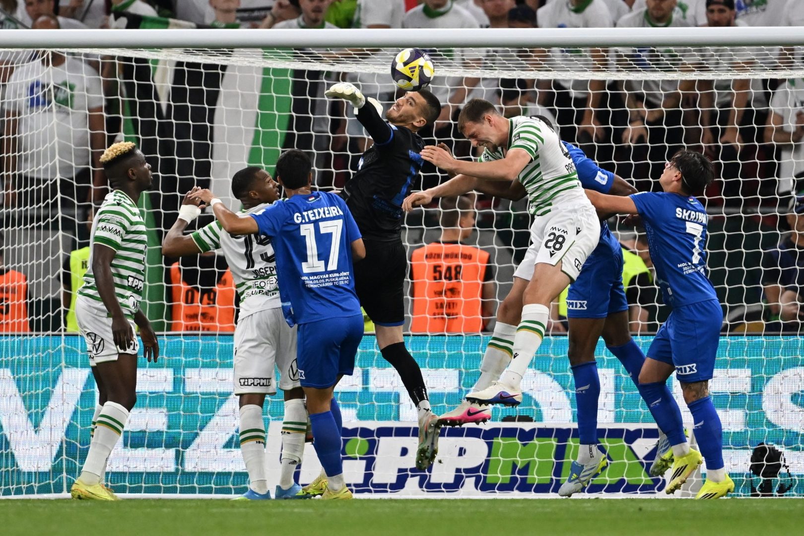 Gundel-Takács Bence, a ZTE kapusa (k) és Toon Raemaekers, az FTC játékosa (j3) a labdarúgó MOL Magyar Kupa döntőjében játszott Ferencvárosi TC - ZTE FC mérkőzésen Puskás Arénában 2026. május 9-én.  MTI/Illyés Tibor