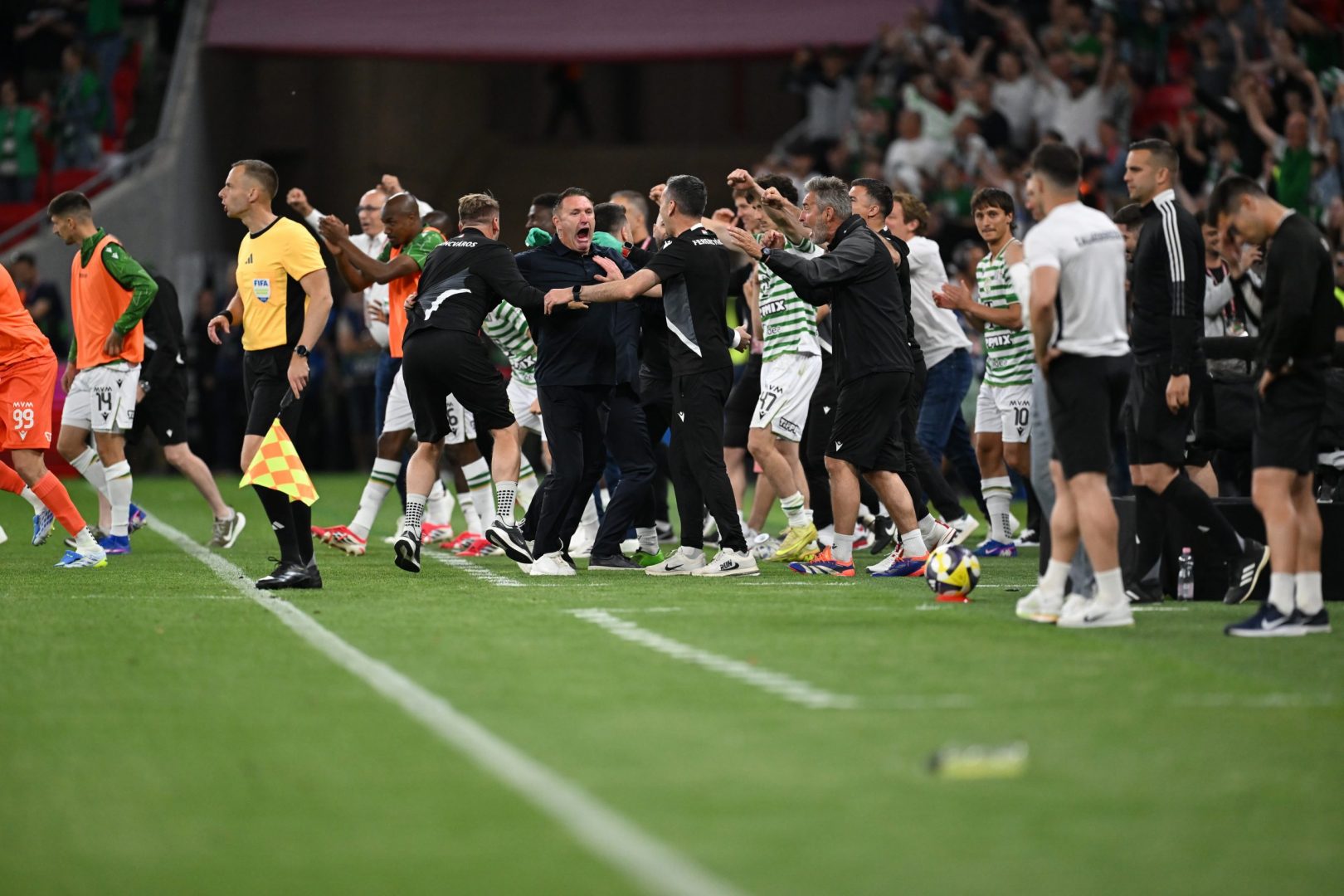 A győztes Ferencváros csapat ünnepel a labdarúgó MOL Magyar Kupa döntőjében játszott Ferencvárosi TC - ZTE FC mérkőzés végén a Puskás Arénában 2026. május 9-én. A Ferencváros hosszabbításban 1-0-ra győzte le a Zalaegerszeget.  MTI/Illyés Tibor