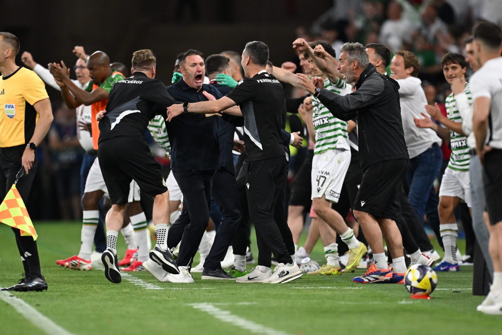 A győztes Ferencváros csapat ünnepel a labdarúgó MOL Magyar Kupa döntőjében játszott Ferencvárosi TC - ZTE FC mérkőzés végén a Puskás Arénában 2026. május 9-én. A Ferencváros hosszabbításban 1-0-ra győzte le a Zalaegerszeget.  MTI/Illyés Tibor