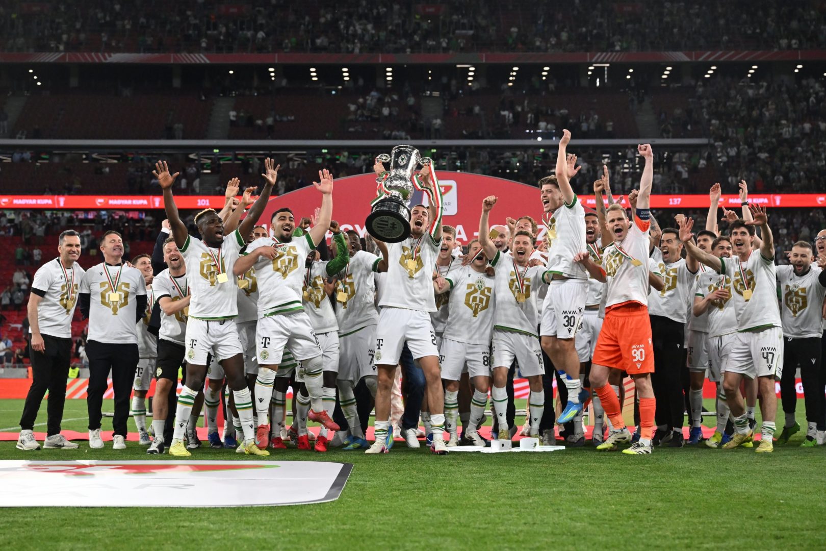 A győztes Ferencváros csapata ünnepel a labdarúgó MOL Magyar Kupa döntőjében játszott Ferencvárosi TC - ZTE FC mérkőzés végén a Puskás Arénában 2026. május 9-én. A Ferencváros hosszabbításban 1-0-ra győzte le a Zalaegerszeget.  MTI/Hegedüs Róbert