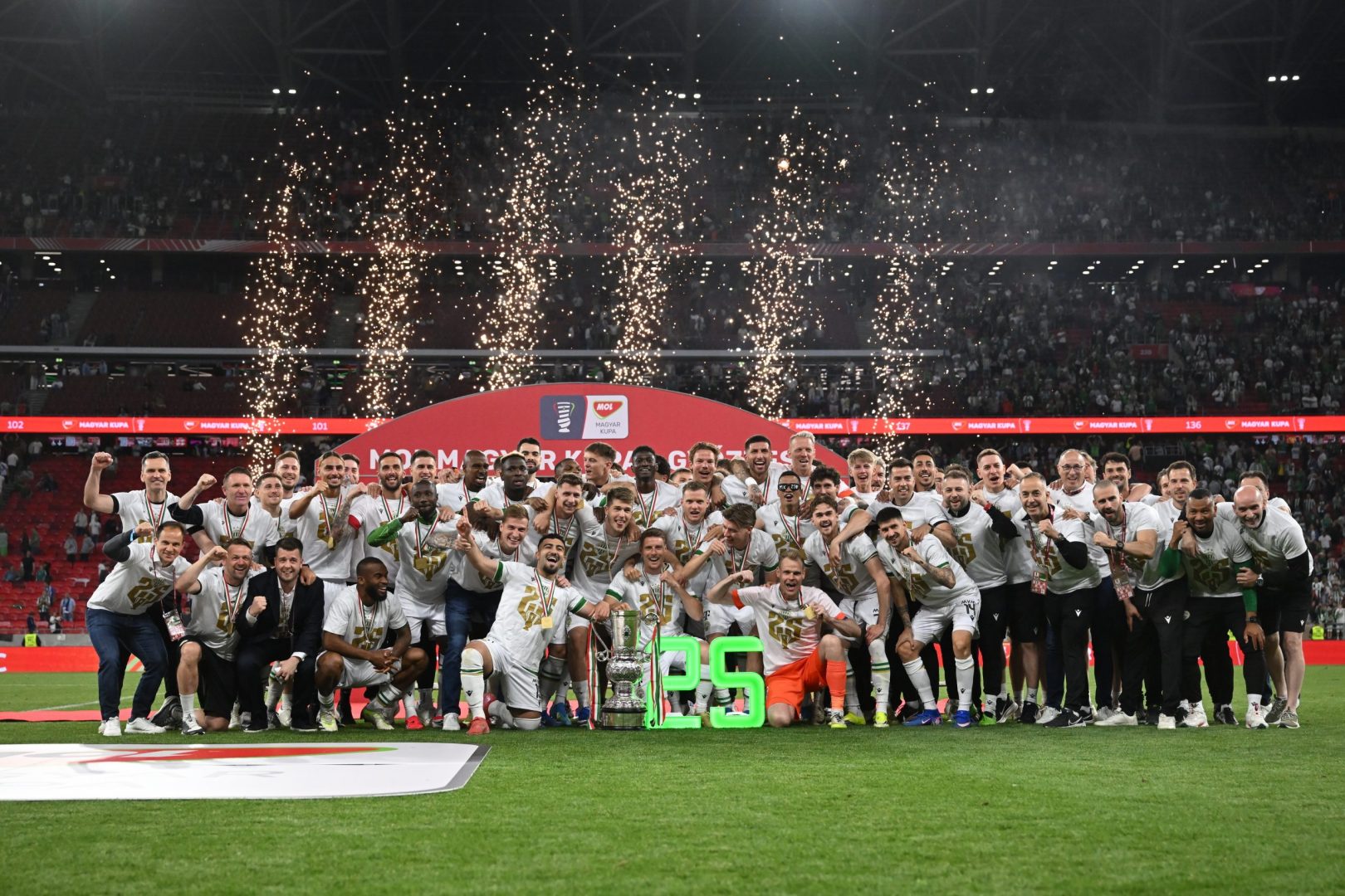 A győztes Ferencváros csapata ünnepel a labdarúgó MOL Magyar Kupa döntőjében játszott Ferencvárosi TC - ZTE FC mérkőzés végén a Puskás Arénában 2026. május 9-én. A Ferencváros hosszabbításban 1-0-ra győzte le a Zalaegerszeget.  MTI/Hegedüs Róbert