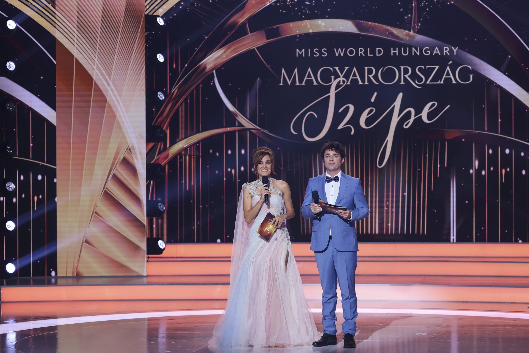 Rókusfalvy Lili és Fodor Imre mûsorvezetõk a Magyarország Szépe - Miss World Hungary szépségverseny döntõjében a Médiaszolgáltatás-támogató és Vagyonkezelõ Alap (MTVA) óbudai gyártóbázisán 2025. június 22-én.