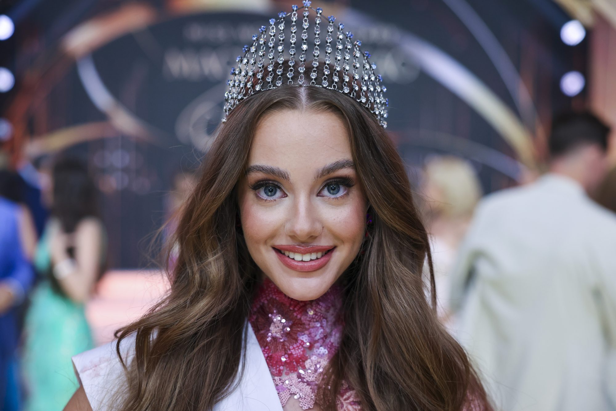 A gyõztes 17 éves mosónmagyaróvári Végvári Janka a Magyarország Szépe - Miss World Hungary szépségverseny döntõjében a Médiaszolgáltatás-támogató és Vagyonkezelõ Alap (MTVA) óbudai gyártóbázisán 2025. június 22-én.
