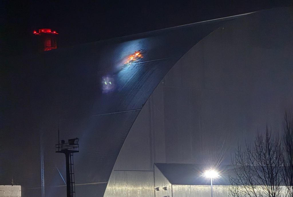 A NAÜ felvétele a csernobili atomerőmű 4-es reaktorát védő betonburok, úgynevezett szarkofág tetején ütött lyukról 2025. február 14-én, miután reggelre virradóan orosz drón csapódott az épületbe. 