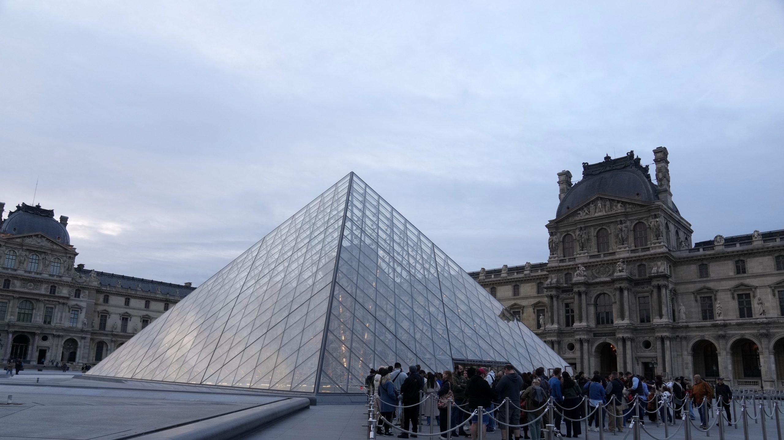 Újabb fejlemények a Louvre-beli műkincslopás ügyében: eljárás indult egy nő...