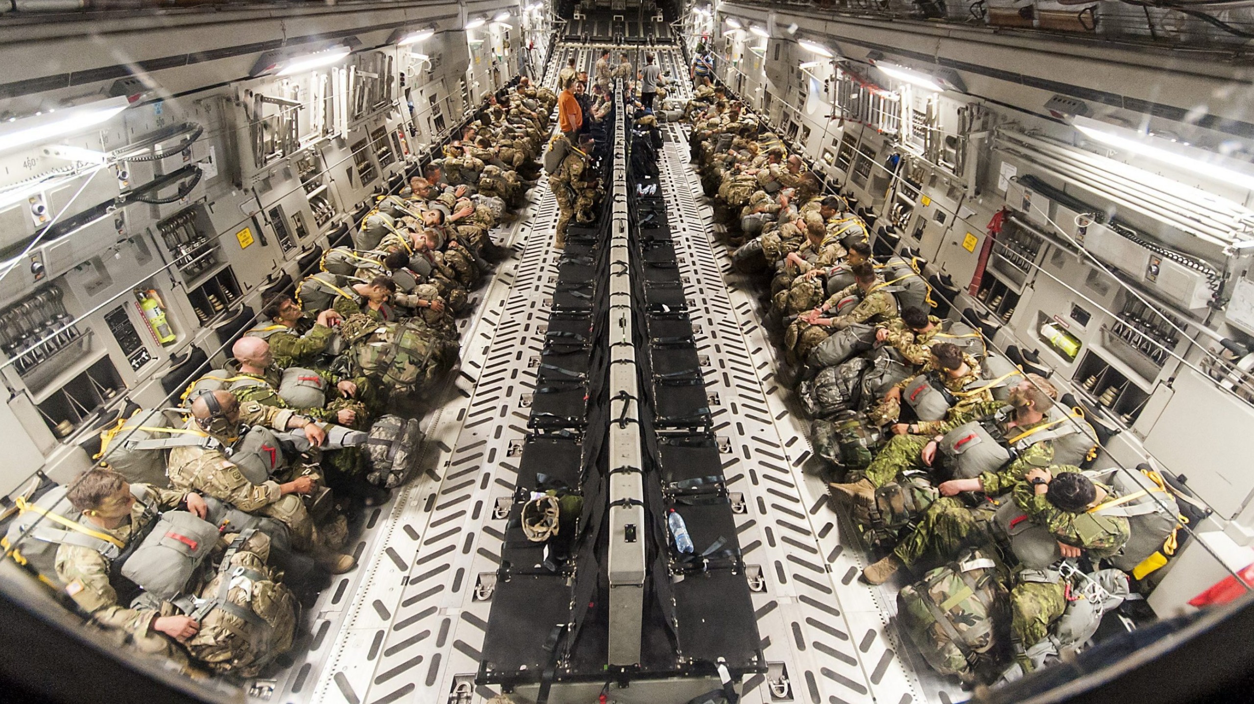 Több ezer fős amerikai ejtőernyős elitegység áll készen az iráni bevetésre, miközben Trump egy lehetséges békemegállapodásról beszél