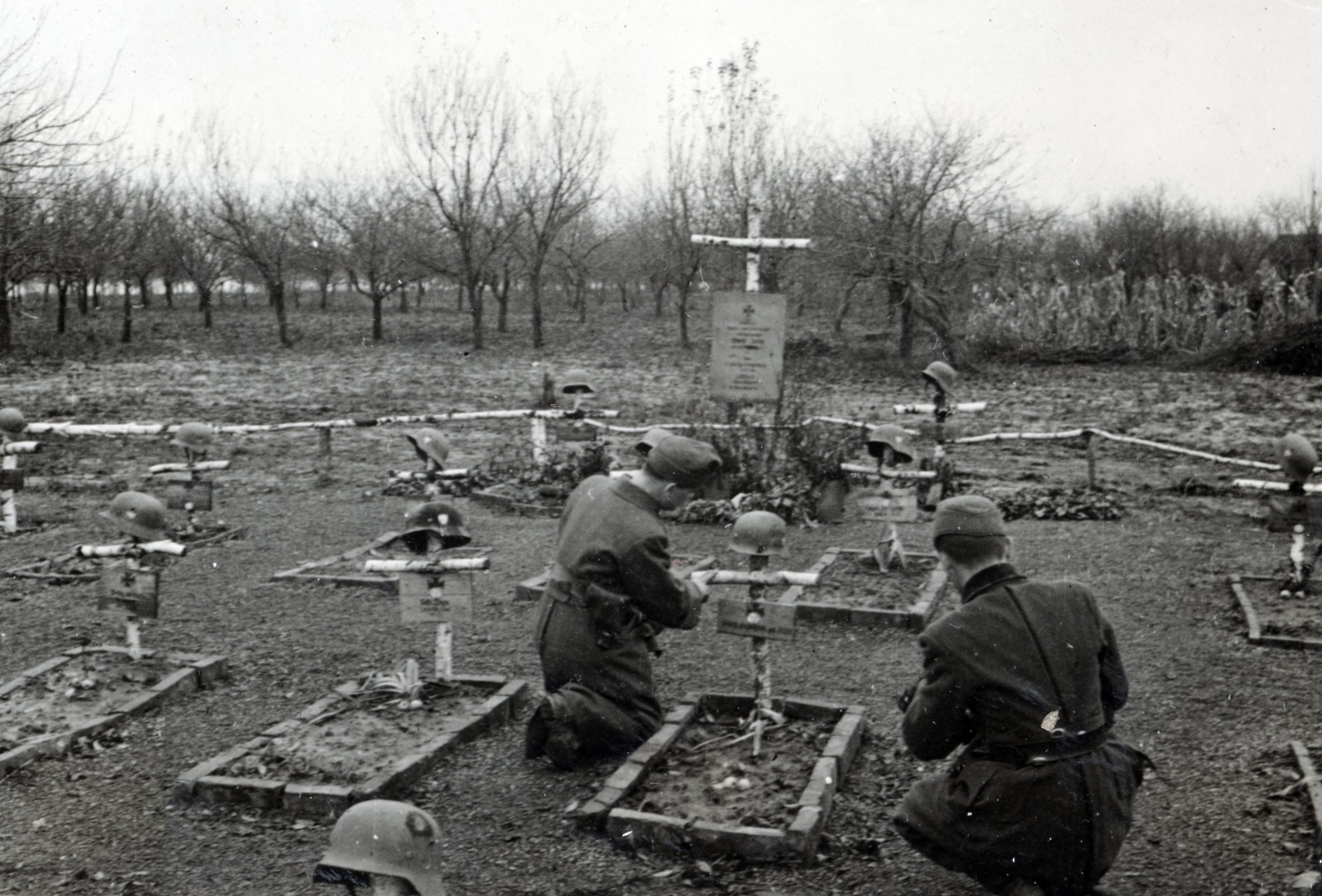 Magyar hősi temető az ukrajnai Vinnicjában, 1942-ben (Fotó: Fortepan/Kiss Endre)