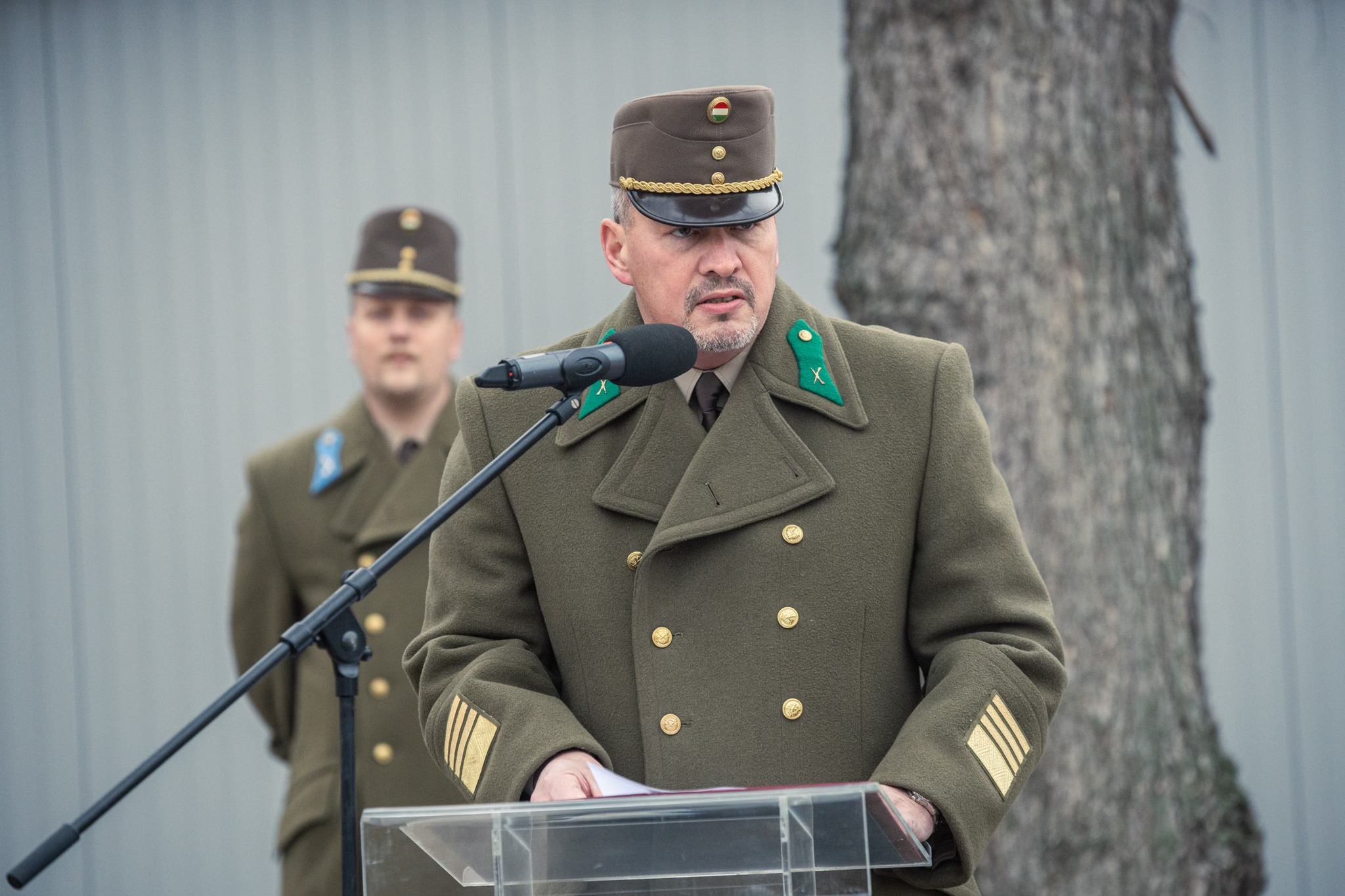 Maruzs Roland ezredes, a HM Hadtörténeti Intézet és Múzeum parancsnoka beszédet mond a limanovai csata tiszteletére emelt „Ismeretlen háborús ló” emlékmű avatásán, a budapesti Kincsem Parkban található Huszár Laktanyánál, 2025. december 11-én. (Fotó: Magyar Honvédség vitéz Szurmay Sándor Budapest Helyőrség Dandár/Bankó József)